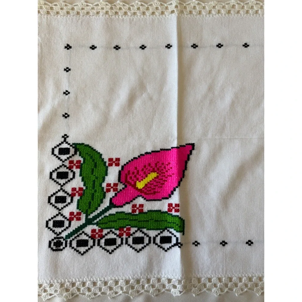 Vintage Cross Stitch Calla Lily Table Topper White Crochet Lace Border 22x21